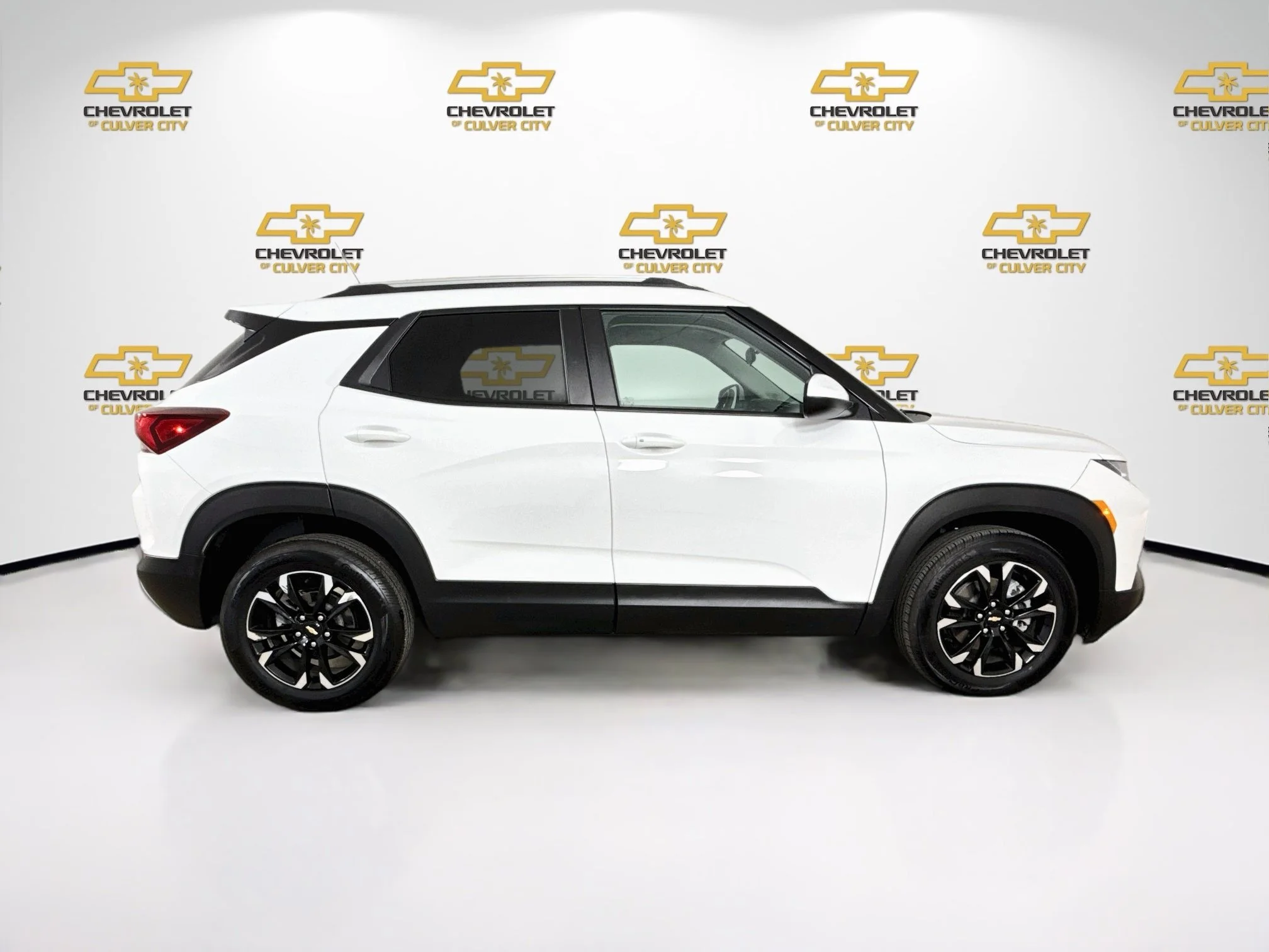 Used 2023 Summit White Chevrolet LT image 9
