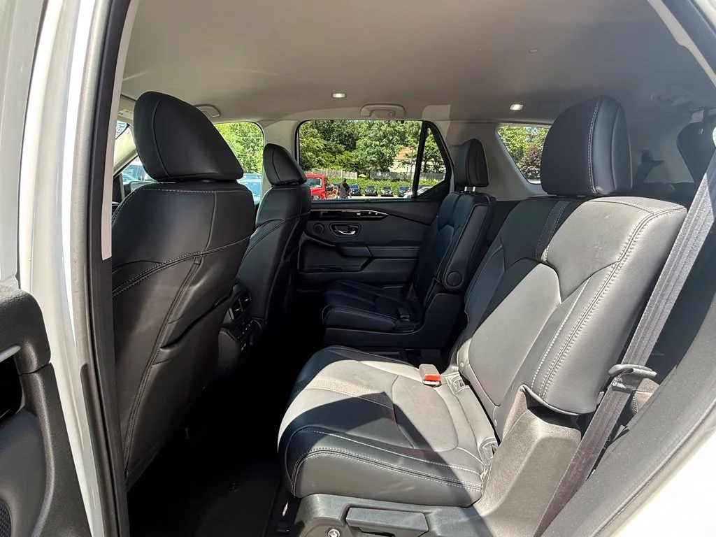 Used 2023 White Honda EX-L image 24