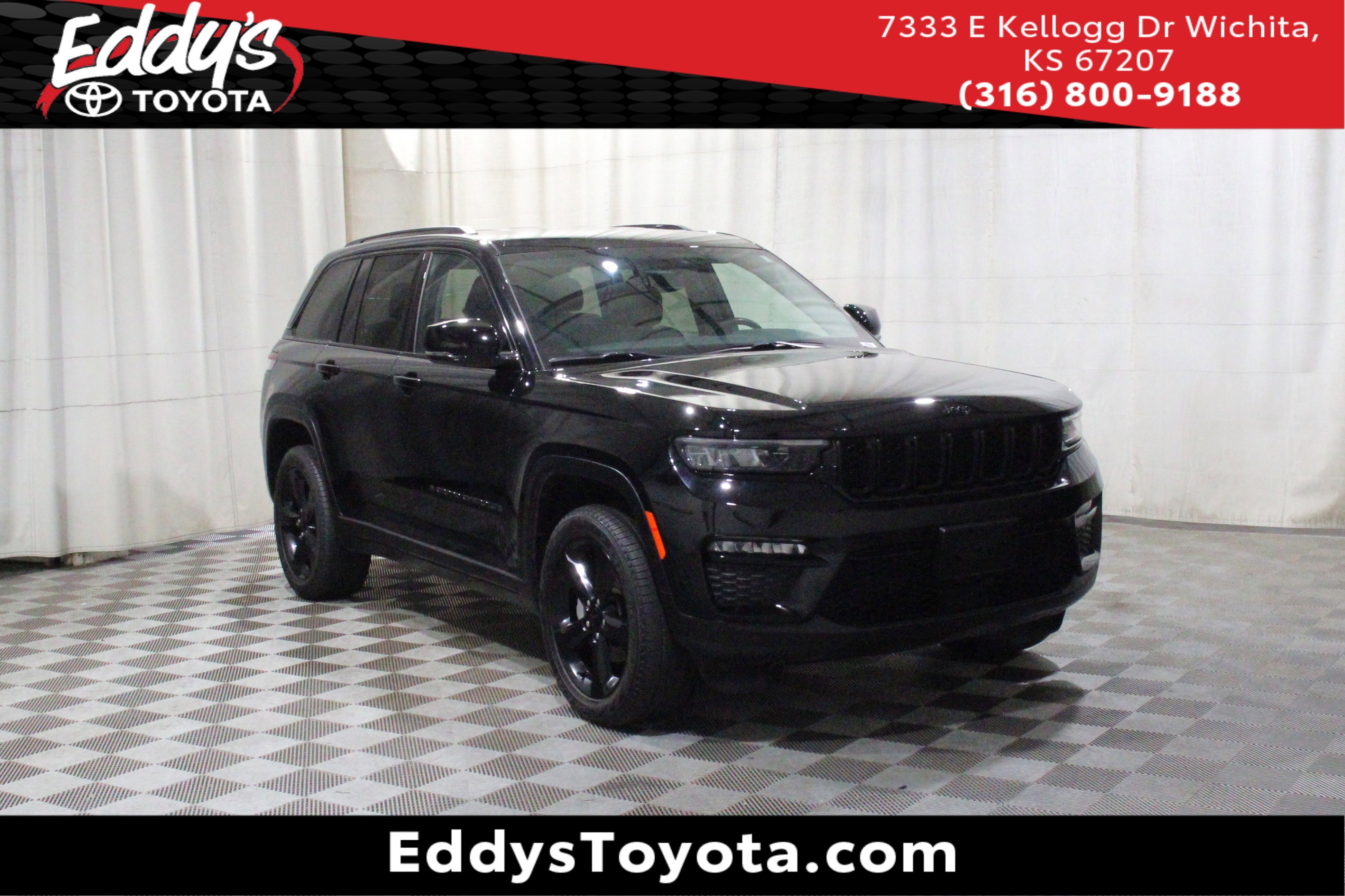 Used 2023 Diamond Black Crystal Pearlcoat Jeep Limited image 1