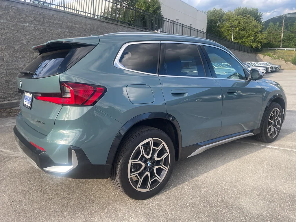 Used 2024 Cape York Green Metallic BMW xDrive28i image 3