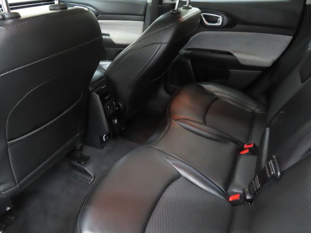 Used 2022 Red Jeep Latitude image 19