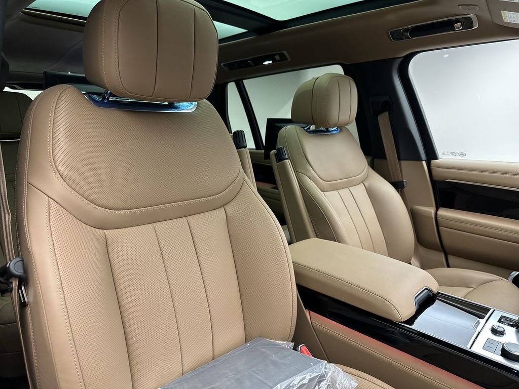Used 2023  Land Rover Autobiography image 11