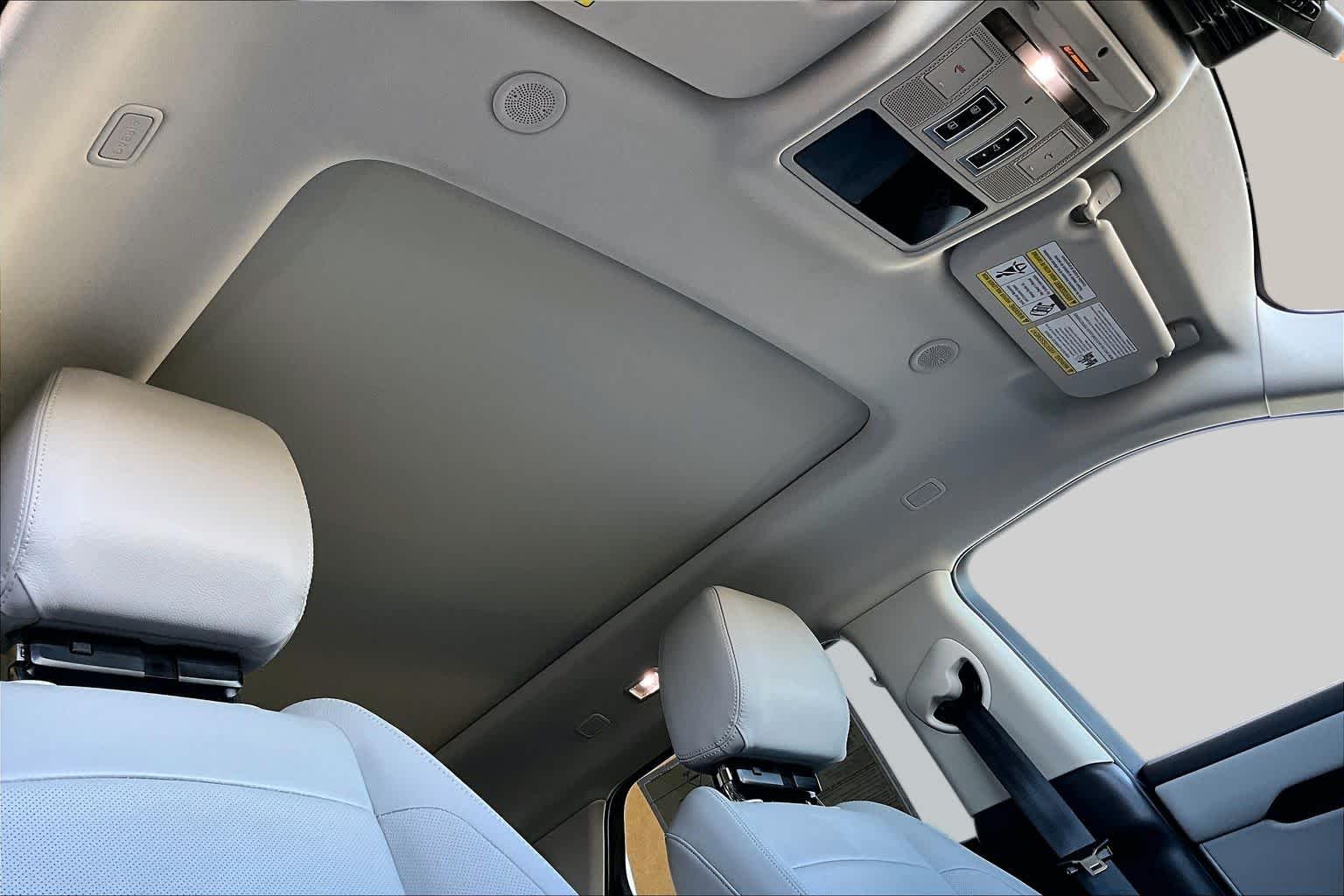 Used 2024 Fuji White Land Rover Core S image 14
