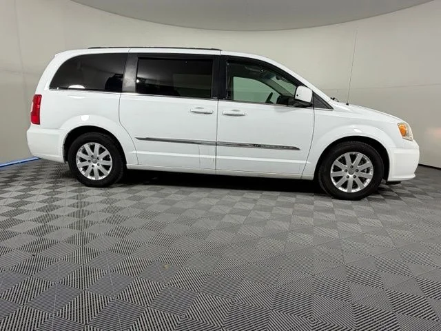 Used 2013 White Chrysler Touring image 7