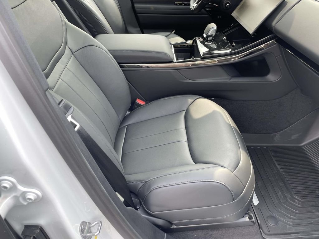 New 2026 Fuji White Land Rover Dynamic SE image 19