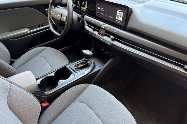 2025 Kia K4 LXS - Photo 16