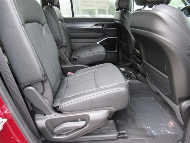 New 2026 Velvet Red Pearl-Coat Exterior Paint Jeep Limited Reserve image 34