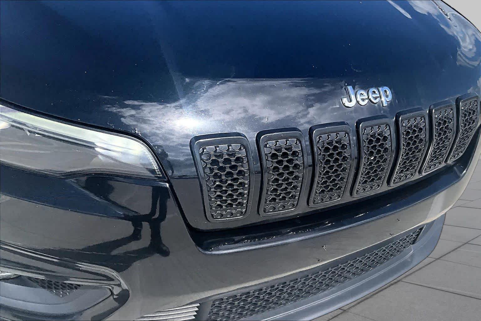 Used 2019 Diamond Black Crystal Pearlcoat Jeep Latitude Plus image 28