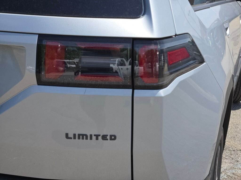 New 2026 Silver Zynith Clearcoat Jeep Limited image 11