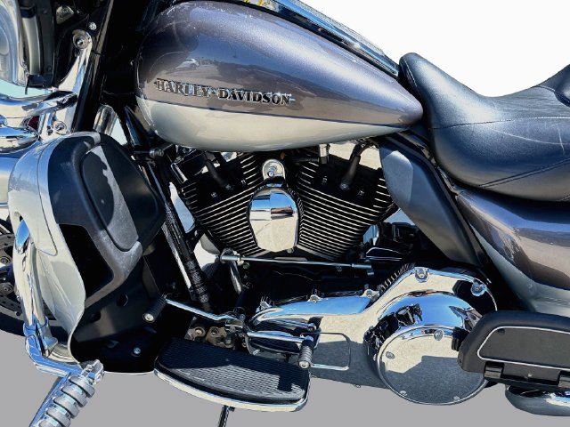 Used 2014 Silver Harley-Davidson Electra Glide Ultra image 5