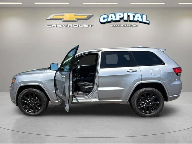 Used 2019 Silver Jeep Altitude 4x4 image 9
