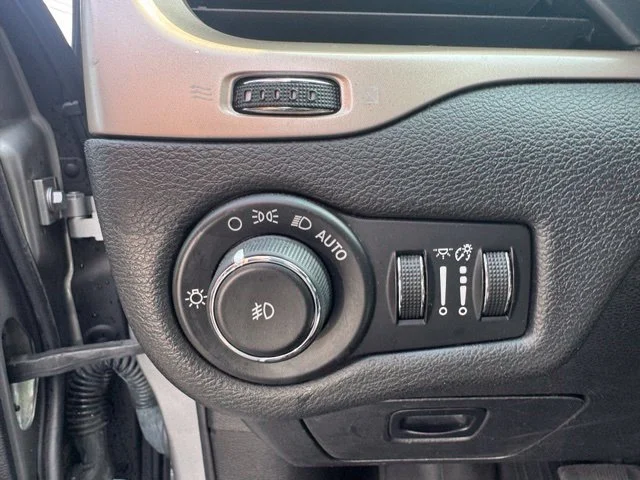 Used 2016 Silver Jeep Limited image 22