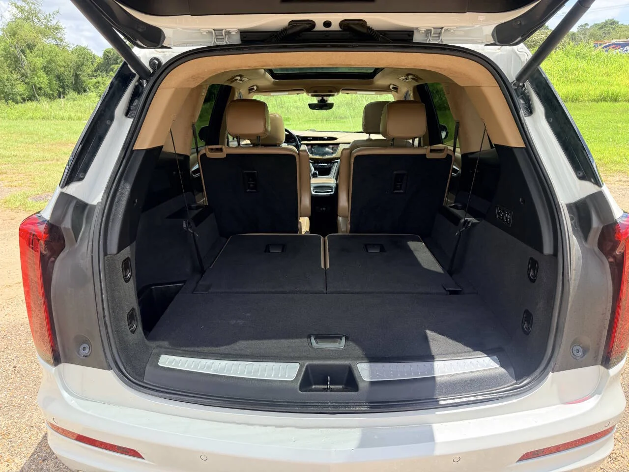 Used 2021 White Cadillac Premium Luxury 4x4 4dr SUV image 18