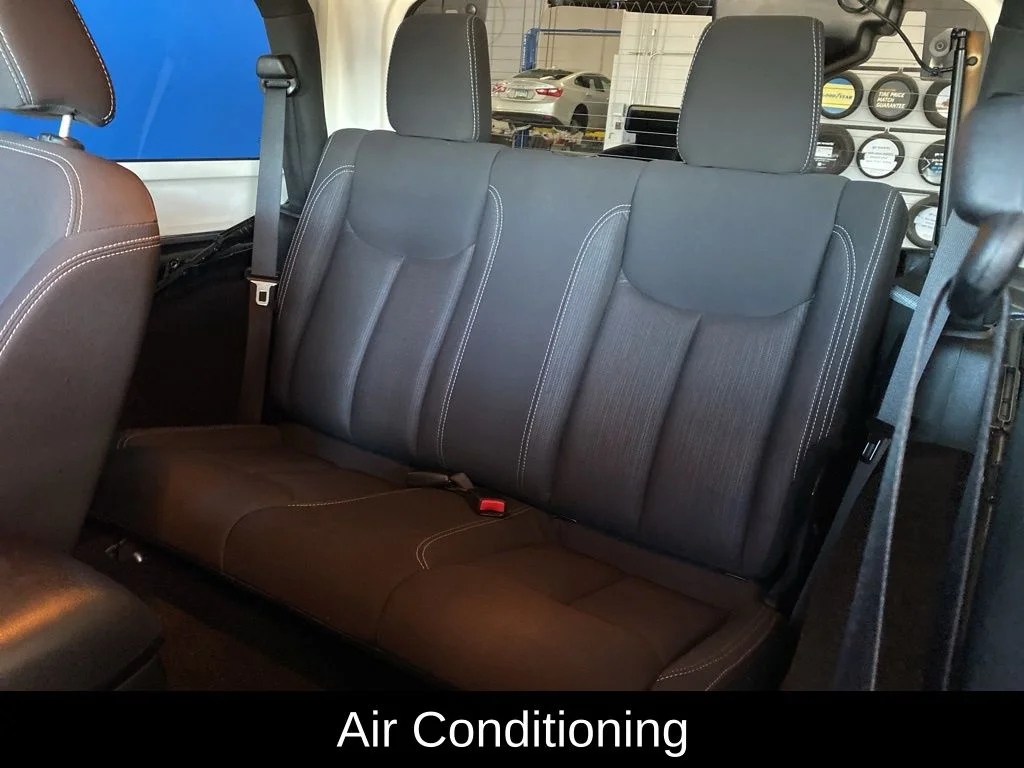 Used 2013 Silver Jeep Sahara image 11