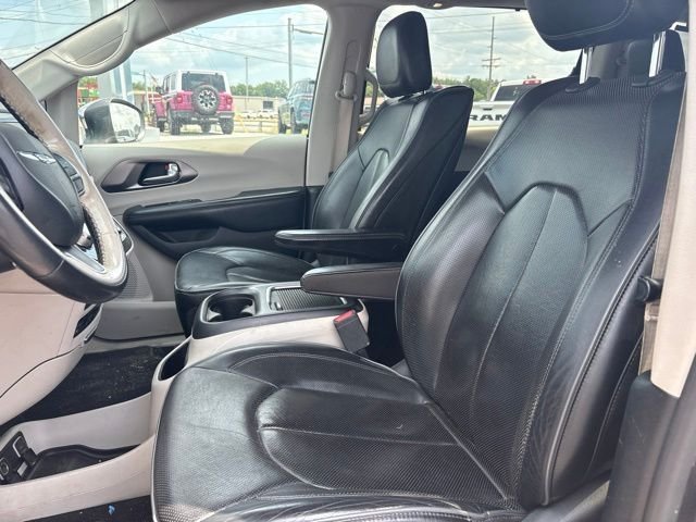 Used 2019 Gray Chrysler Limited image 3