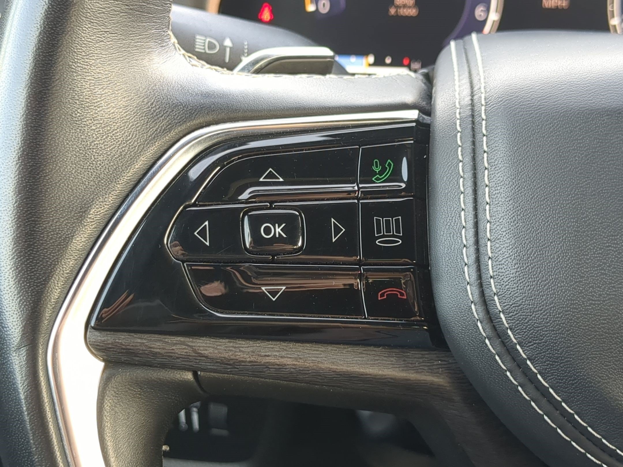 Used 2021 Diamond Black Crystal Pearlcoat Jeep Overland image 18