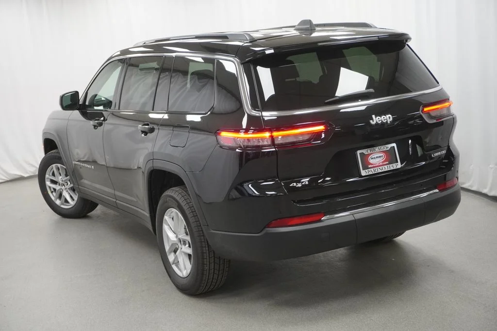 New 2026 Diamond Black Crystal Pearlcoat Jeep Laredo image 11