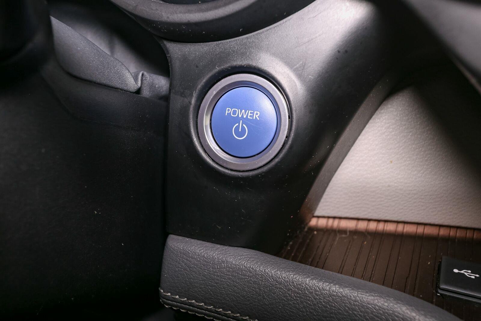 Used 2022 Midnight Black Metallic Toyota LE 8-Passenger image 27