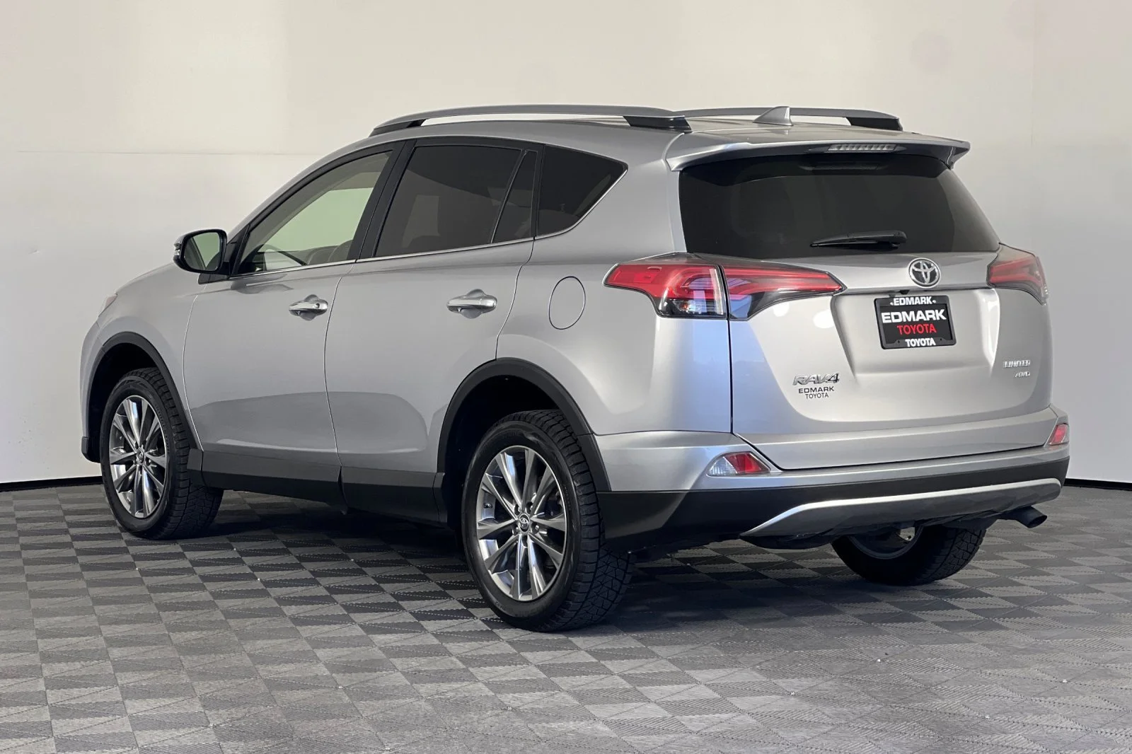 Used 2018 Silver Sky Metallic Toyota Limited image 5