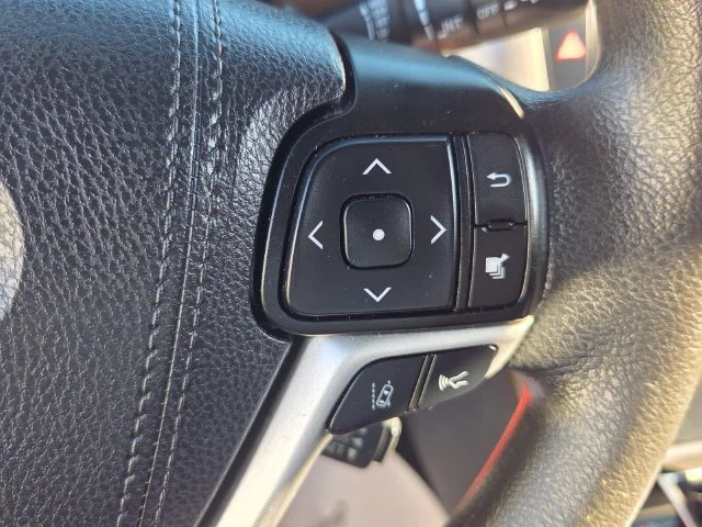 Used 2019 White Toyota LE image 25