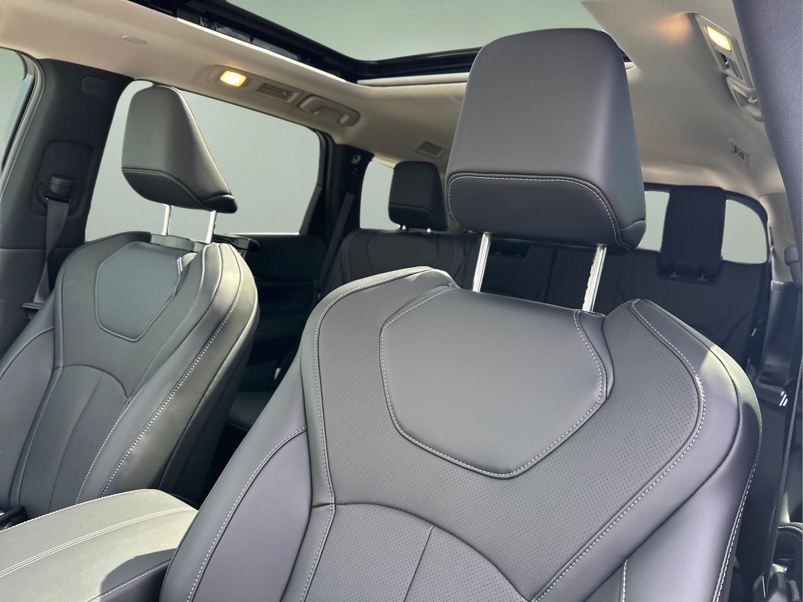 New 2026 Radiant White INFINITI LUXE image 24