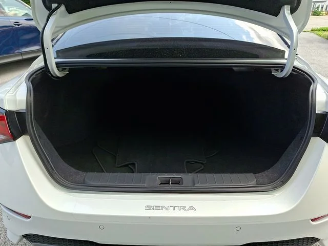 Used 2022 White Nissan SR image 29