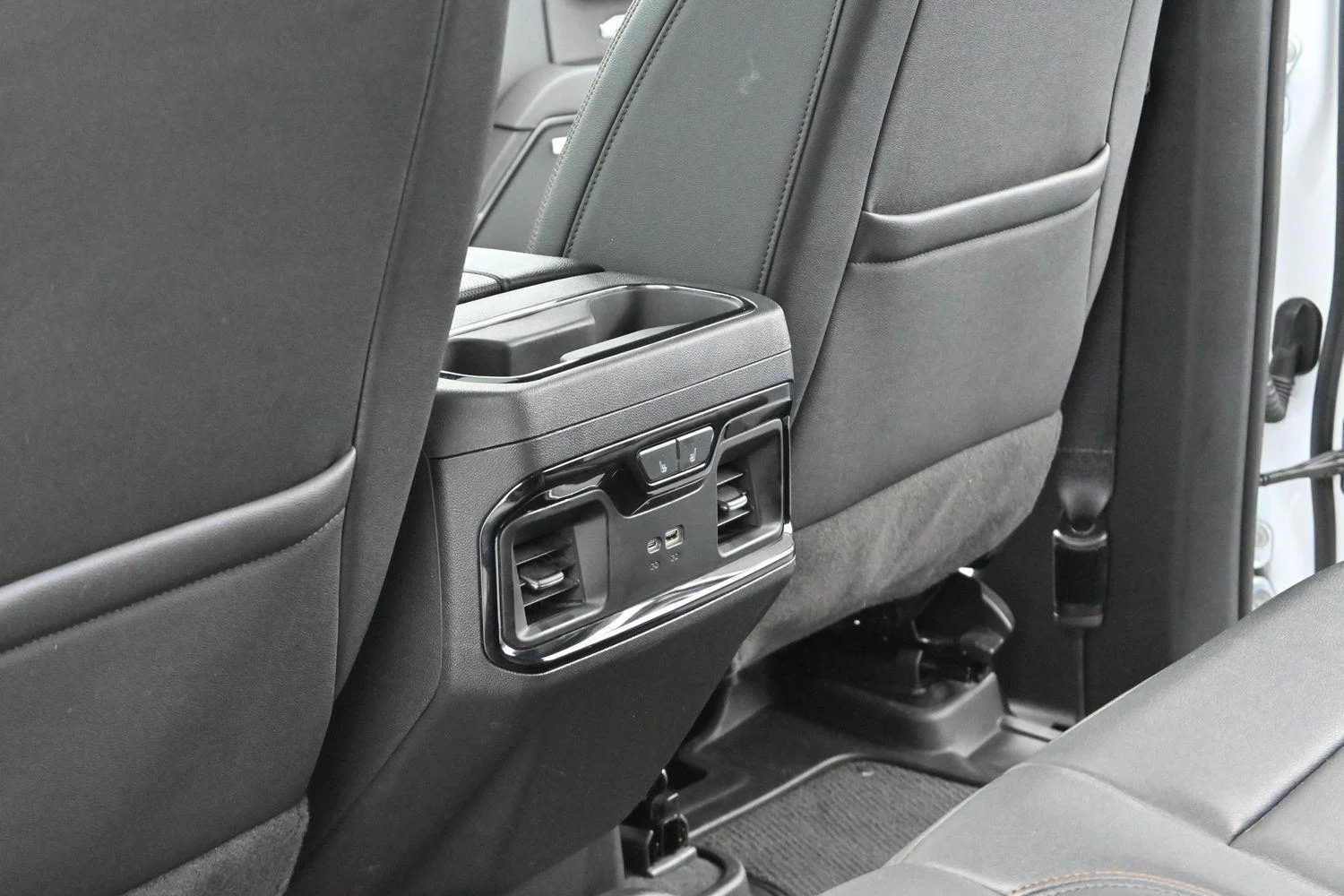 Used 2025 Summit White GMC AT4 image 30