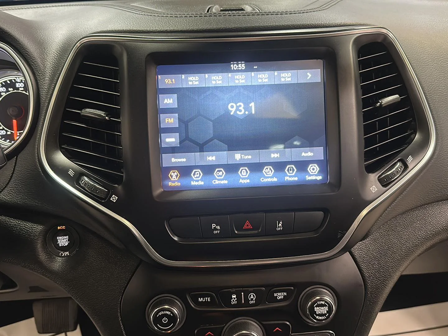 Used 2022 Granite Crystal Metallic Clearcoat Jeep Latitude Lux image 20