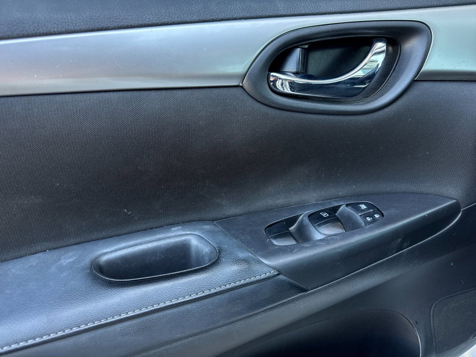 Used 2019 White Nissan S image 10