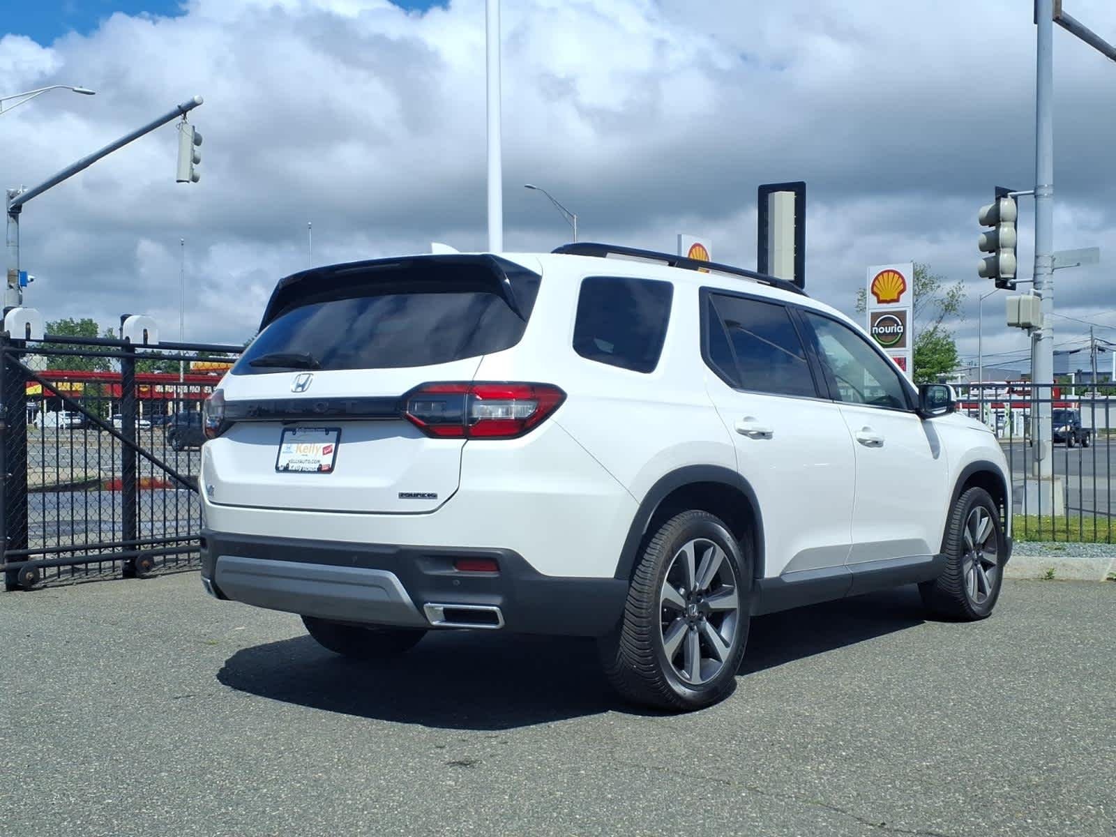 Certified Used 2023 Platinum White Pearl Honda Touring image 5