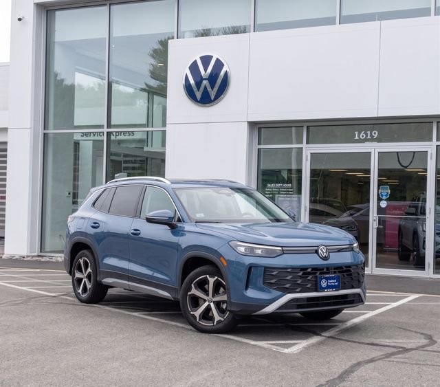 Used 2025 Monterey Blue Pearl Volkswagen 2.0T SE image 1