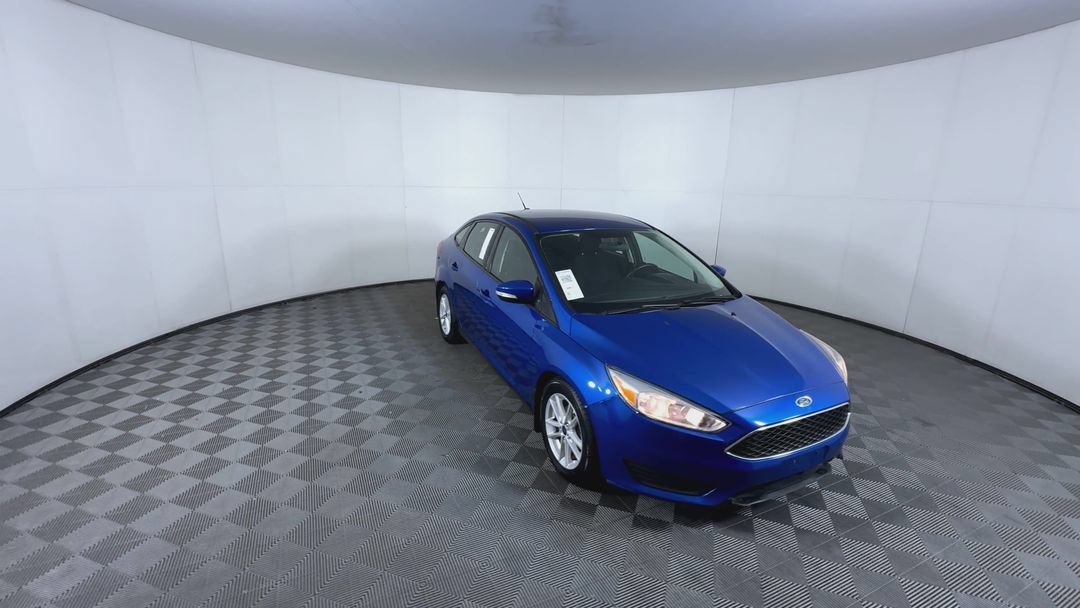 Used 2018 Blue Ford SE image 2