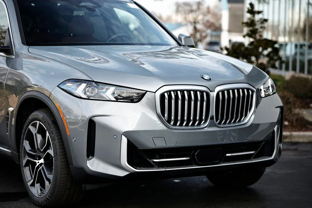 New 2026 Skyscraper Grey Metallic BMW xDrive40i image 2