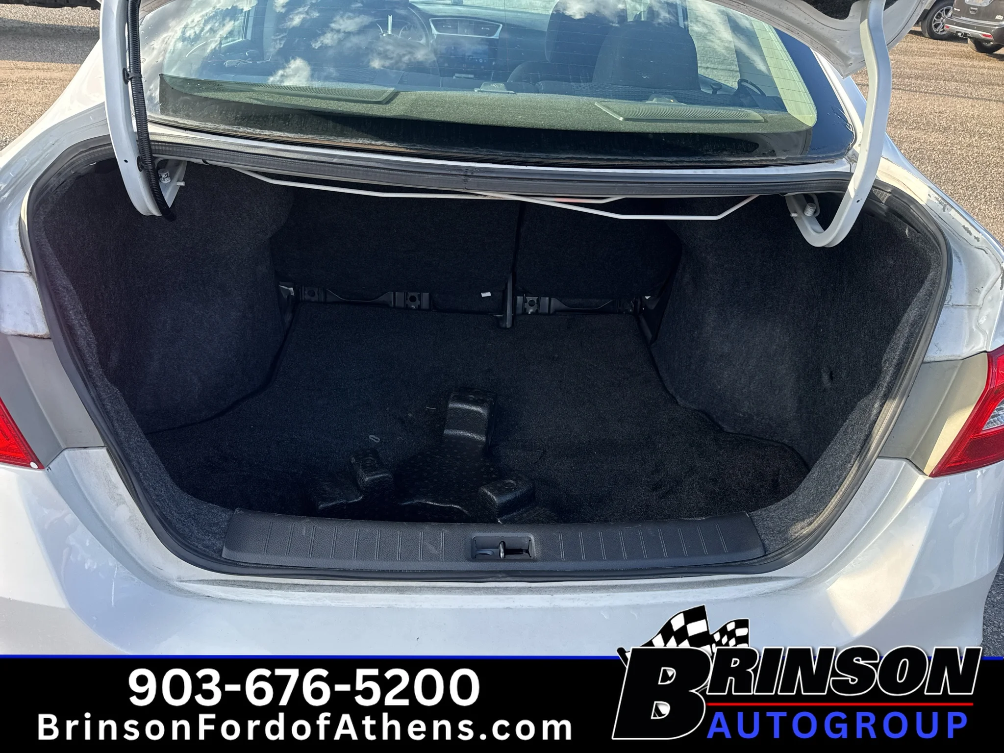 Certified Used 2018 Aspen White Nissan SR image 9
