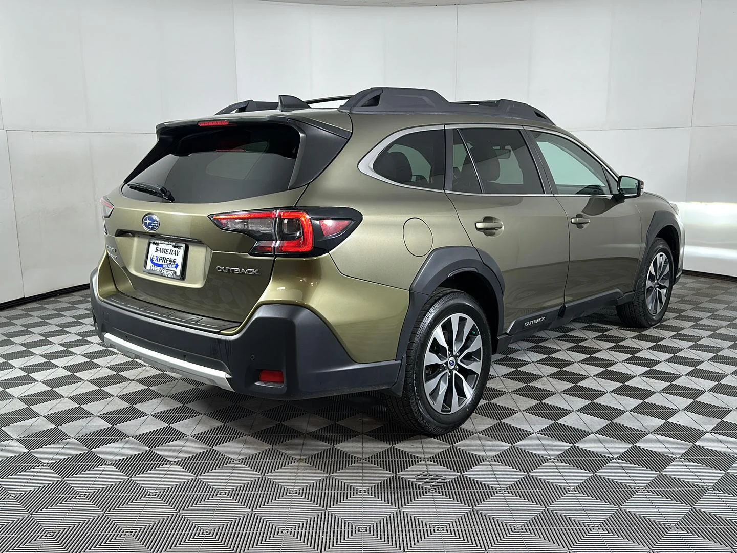 Used 2023 Autumn Green Metallic Subaru Limited image 9