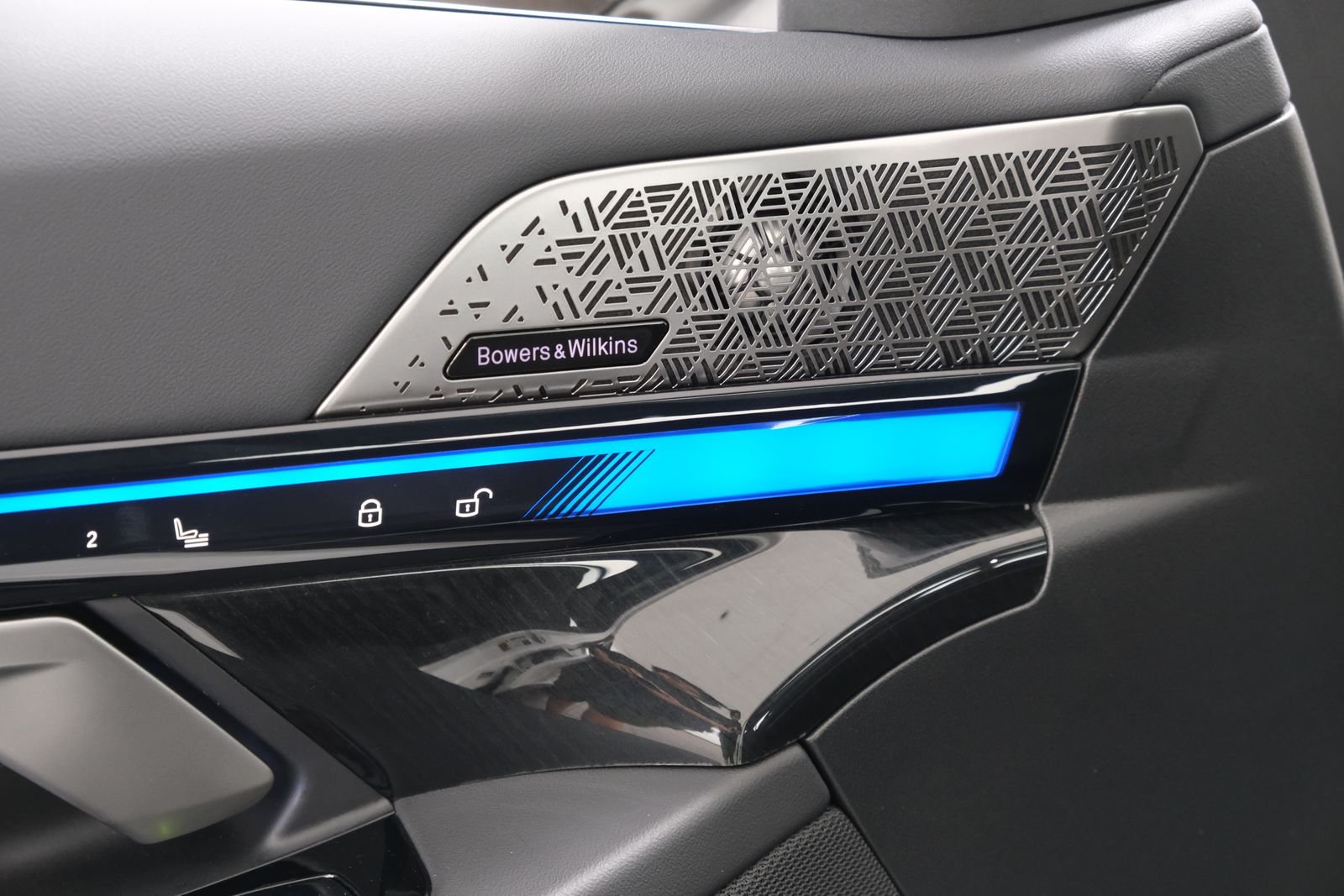 2025 BMW i5 M60 - Photo 26