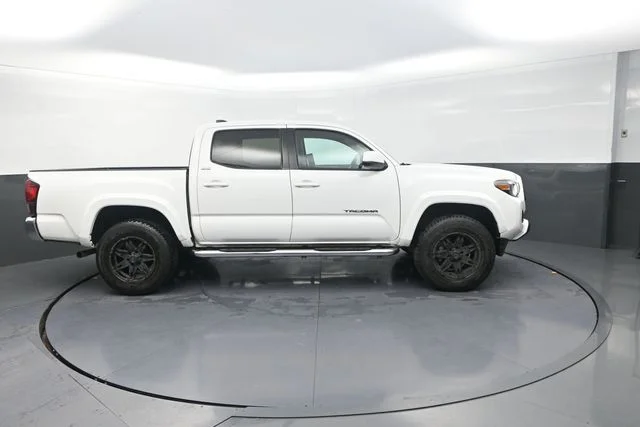 Used 2022 White Toyota SR5 image 21