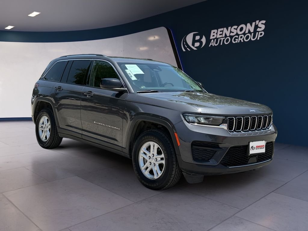 Used 2024 Gray Jeep Laredo image 7