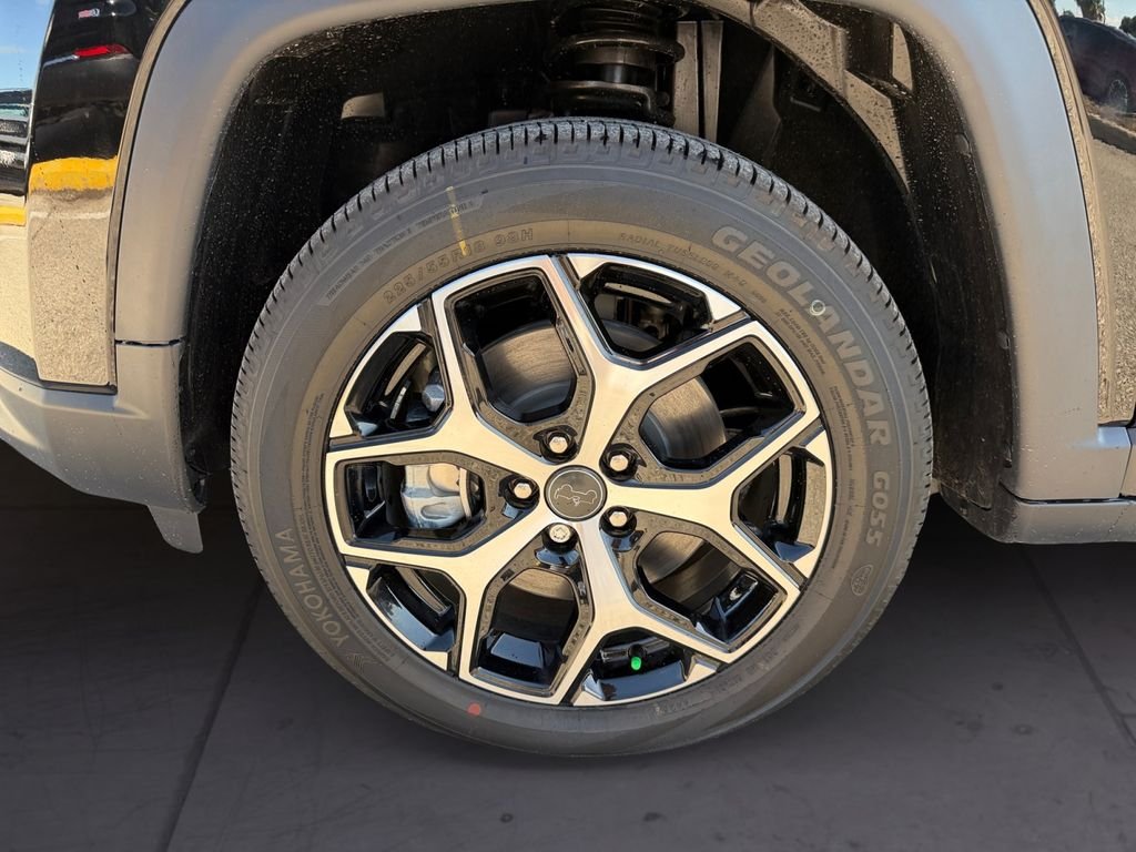 New 2026 Diamond Black Crystal Pearl-Coat Exterior Paint Jeep Limited image 9