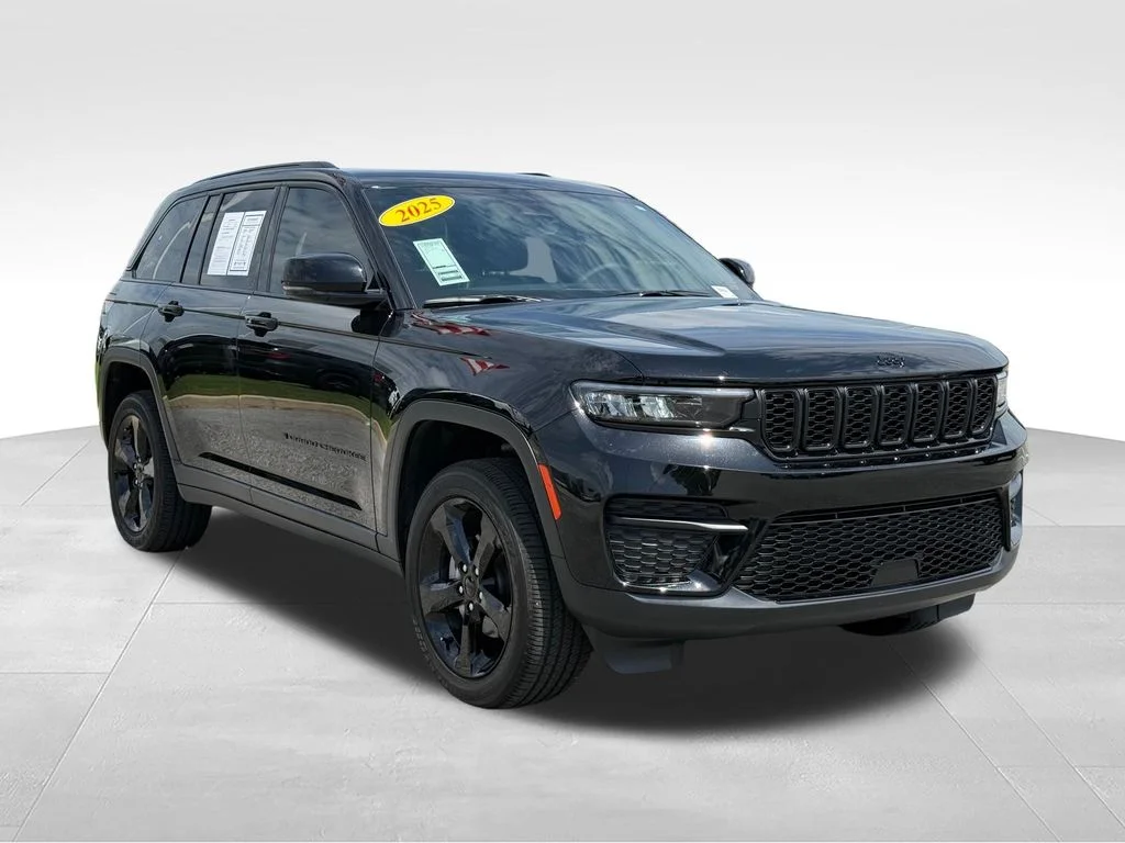 Used 2025  Jeep Altitude X image 30