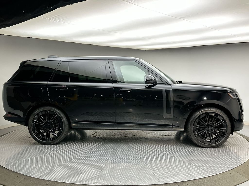 New 2026 Santorini Black Metallic Land Rover SE image 4