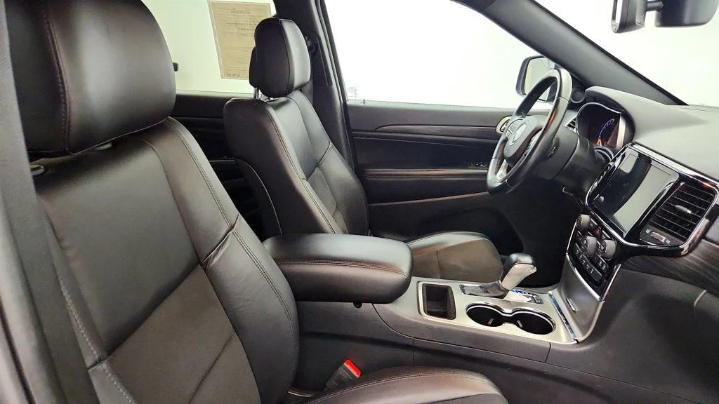 Used 2022 Diamond Black Crystal Pearlcoat Jeep Laredo X 4x2 image 22