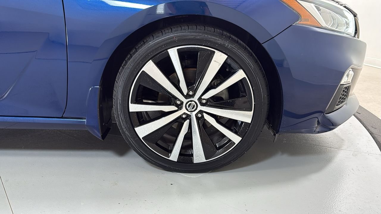 Used 2020 Blue Nissan 2.5 SR image 21