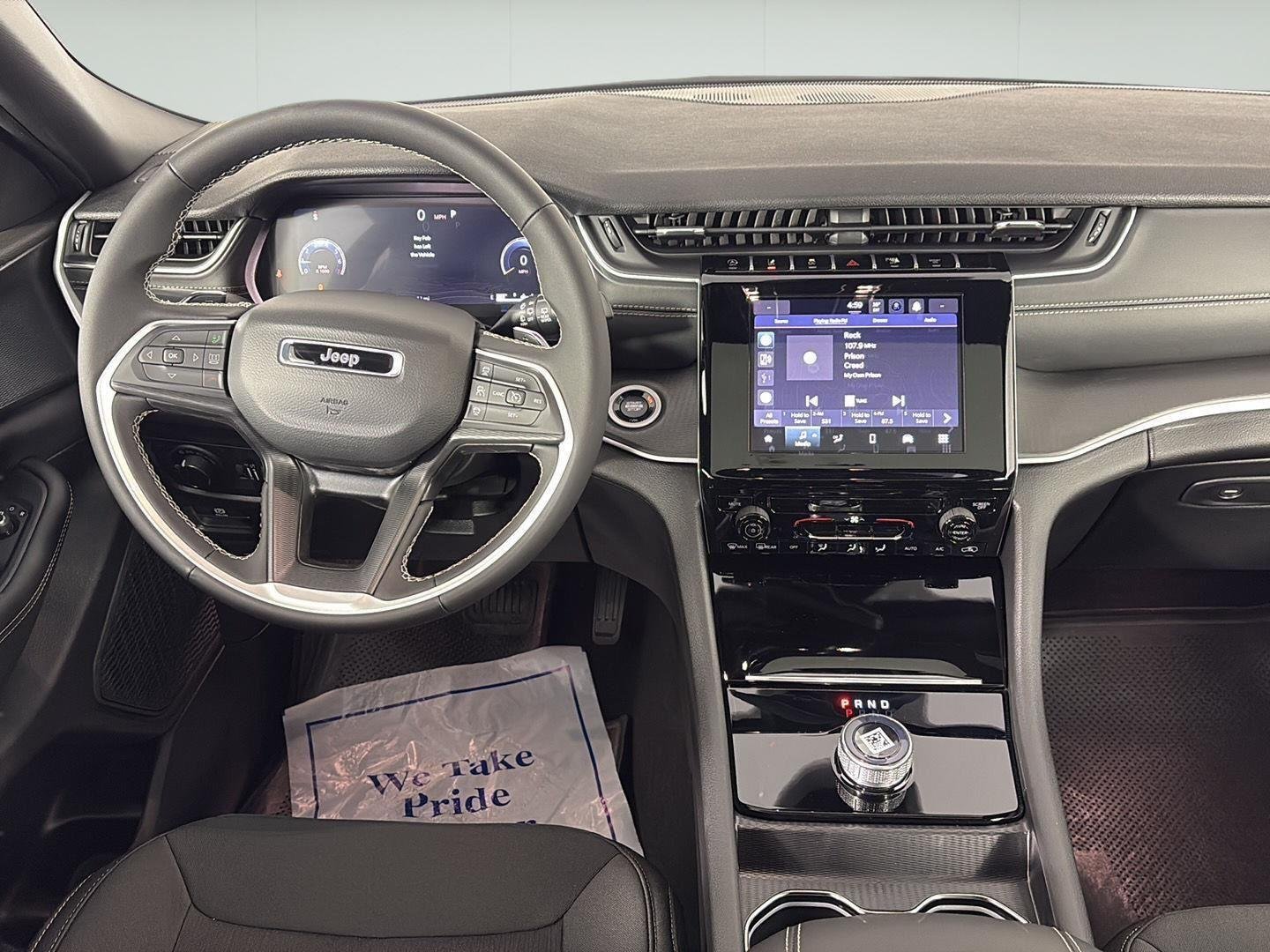 New 2025 Silver Zynith Exterior Paint Jeep Laredo X image 7