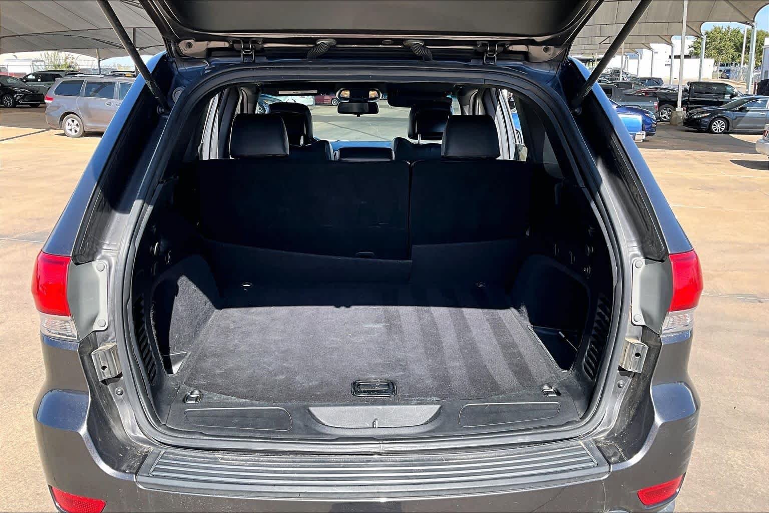 Used 2015 Granite Crystal Metallic Clearcoat Jeep Laredo image 30