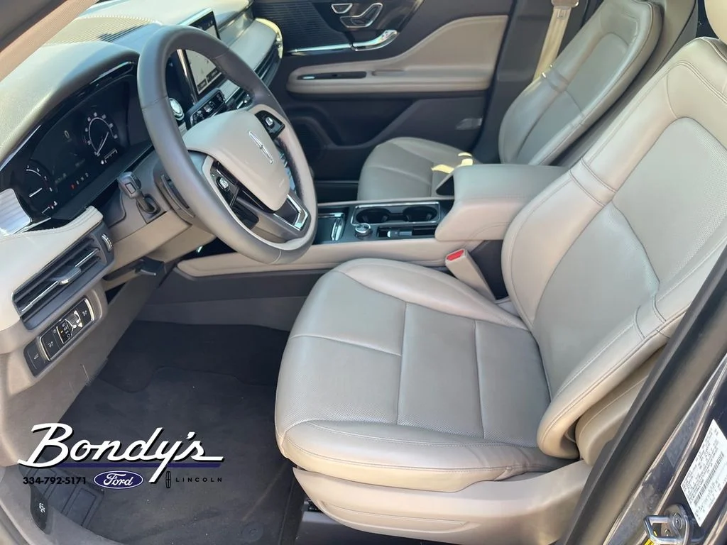 Used 2022 Blue Metallic Lincoln Standard image 10
