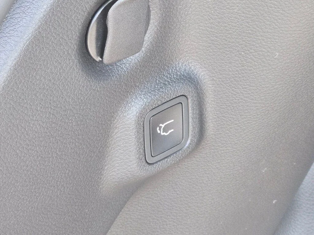 New 2026 Bright White Clearcoat Jeep Latitude image 13