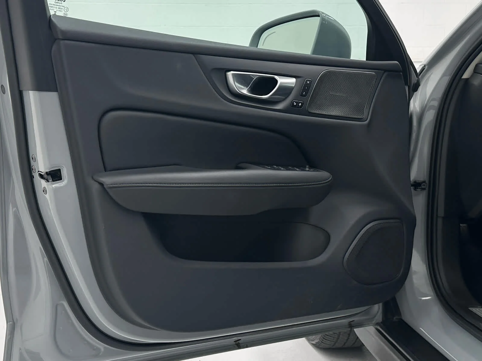 Used 2024 Vapour Grey Metallic Volvo Plus image 23