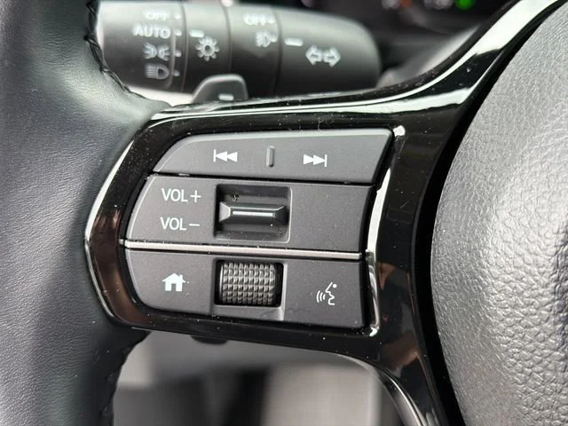 Used 2025 White Honda EX-L image 25