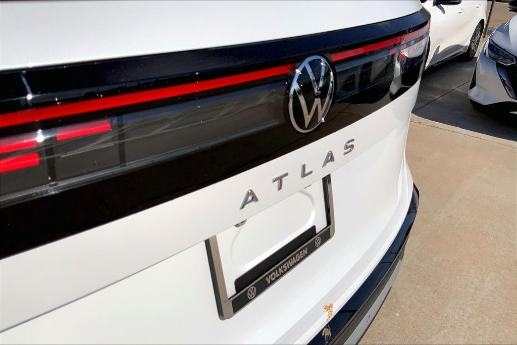 New 2027 Opal White Pearl Volkswagen SE image 9